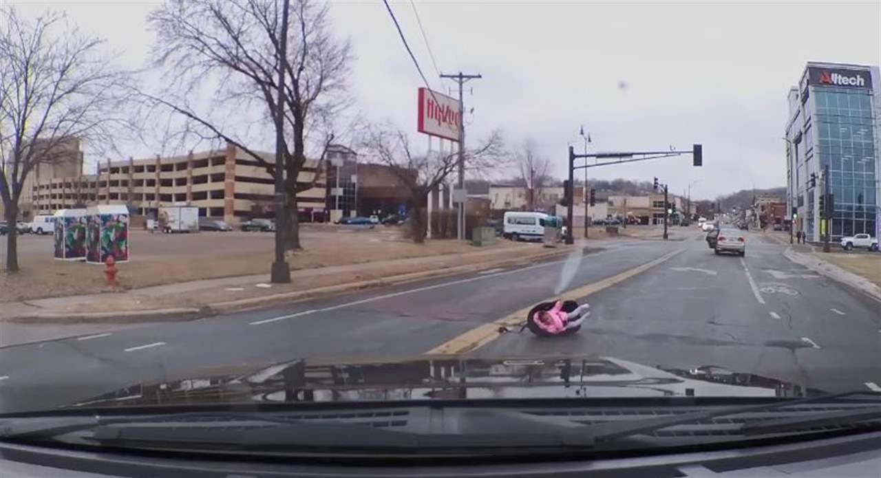 فيديو مرعب لطفل رضيع يسقط في الشارع وسط السيارات!