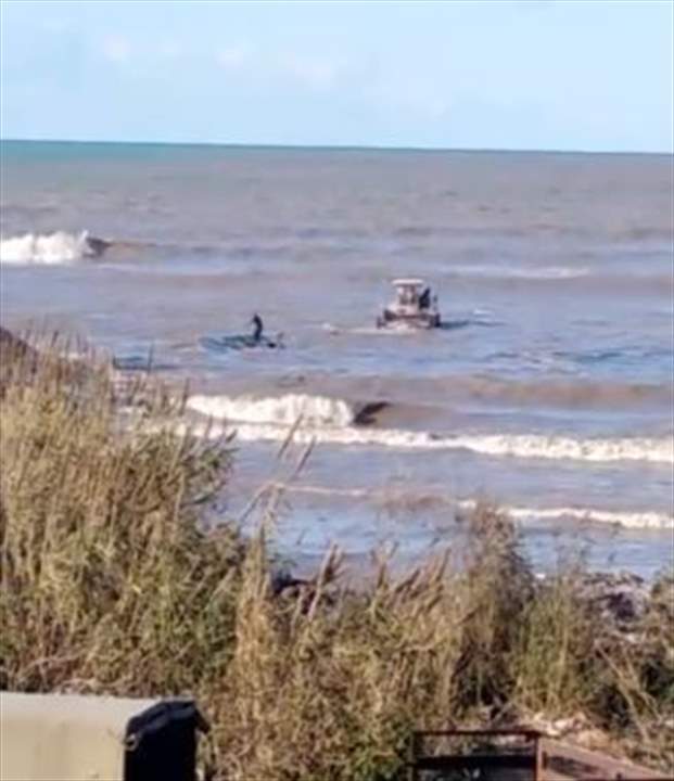 بالصور- الأمواج العاتية تغرق مركب صيد في عكار 