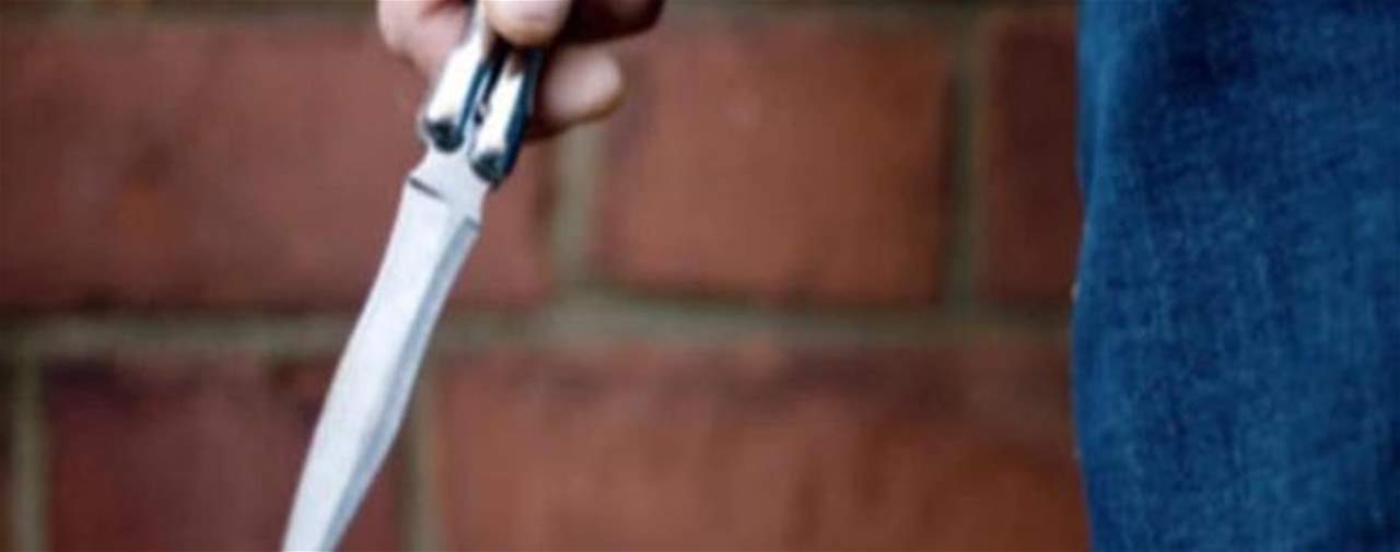 في تنورين... تعرّض امرأة لطعنات سكين من عامل سوري!