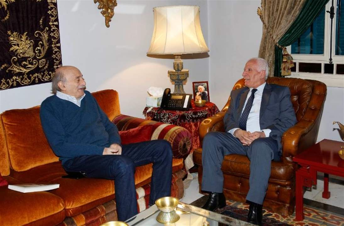  جنبلاط  يبحث التطورات السياسية مع عضو اللجنة المركزية في حركة فتح عزام الأحمد