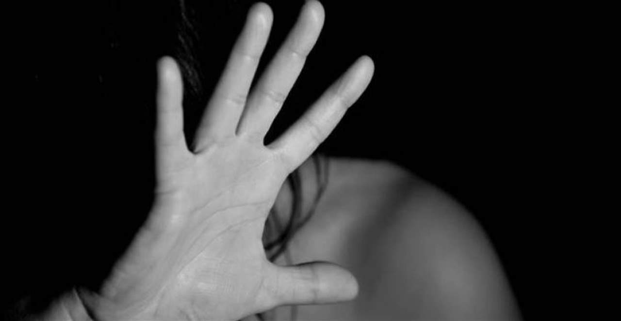 في عكار... أب يعتدي على بناته القاصرات بعلم والدتهن!