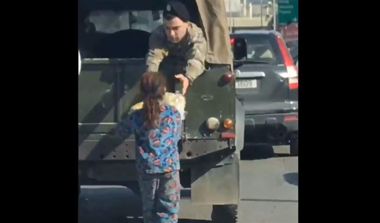 مقطع فيديو يجتاح مواقع التواصل.. تصرف إنساني من جندي في الجيش اللبناني تجاه طفلة متسولة