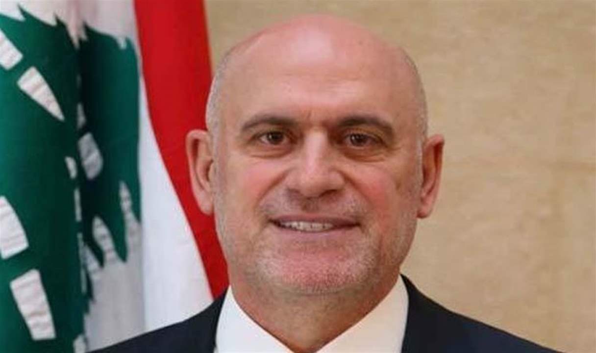  فنيانوس وصل الى المطار للقاء المسؤولين فيه