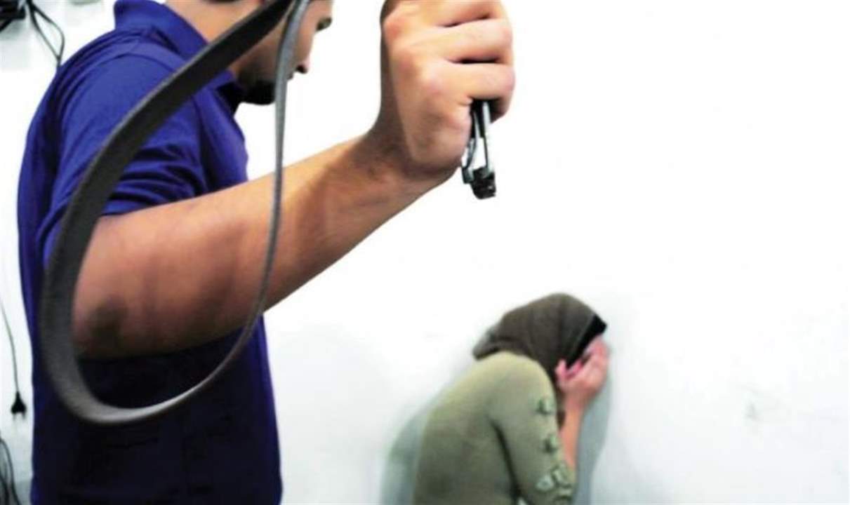 بعد رفضها لزوجة أبيها.. أب يعذّب ابنته بتركها عارية على شرفة المنزل 20 يومًا! 