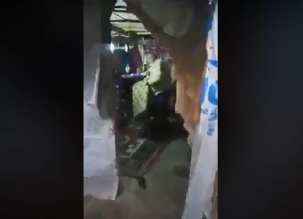 بالفيديو-  لبنانيّ يطرد اسرة سوريَّة نازحة من خيمتها