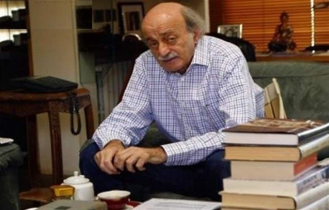 وليد جنبلاط يقدّم 500 كتاب لمساجين رومية