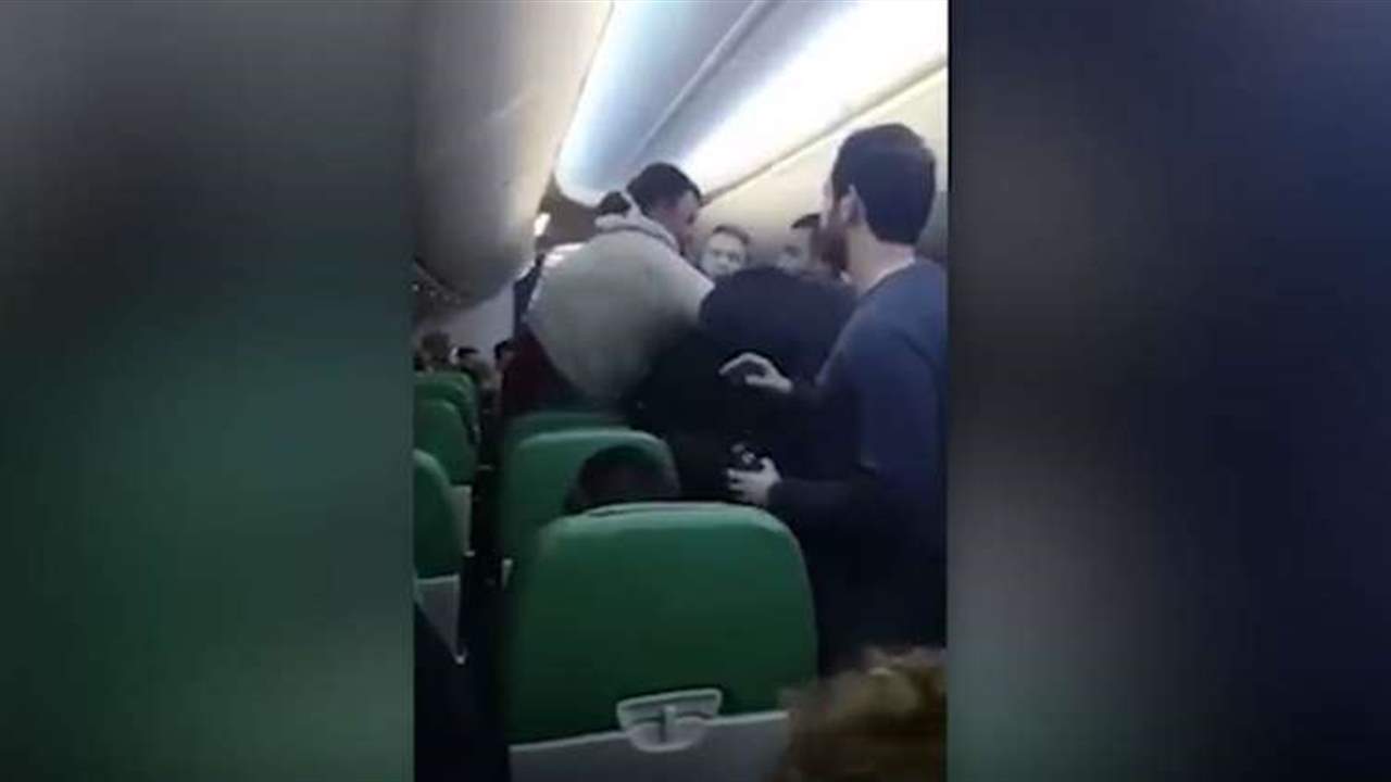 أقام الصلاة ثم هتف "الله أكبر"... راكب "عنيف" يجبر طائرة على الهبوط!