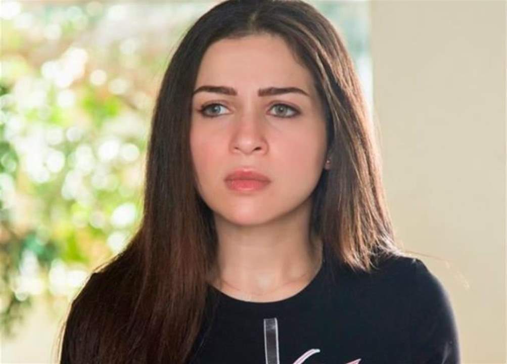 هكذا احتفلت مي عز الدين بعيد ميلادها...وقفت على الكنبة كي لا تظهر قصيرة