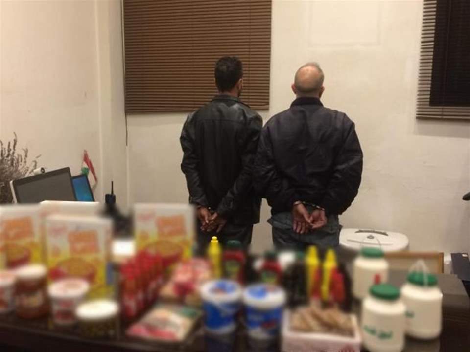 بالصور- يقومان بتوزيع مواد غذائية فاسدة في السوق اللبنانية من مستودع و"ميني ماركت"  
