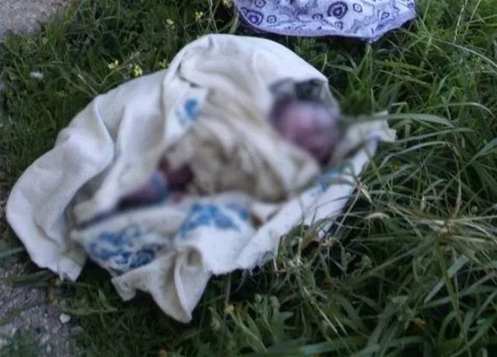 فتاة تلقي طفليها فور ولادتهما من نافذة الحمام خوفاً من كشف حملها! 