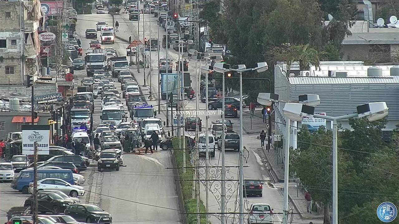 التحكم المروري: 7 جرحى بحادث سير على طريق الدكوانة وحركة المرور كثيفة في المحلة 