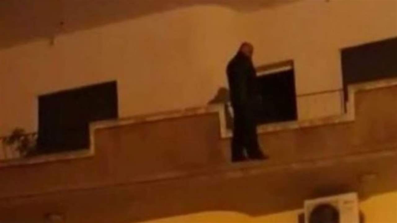  انتحار رجل خمسيني أمام أعين الشرطة في مدينة حمص السورية