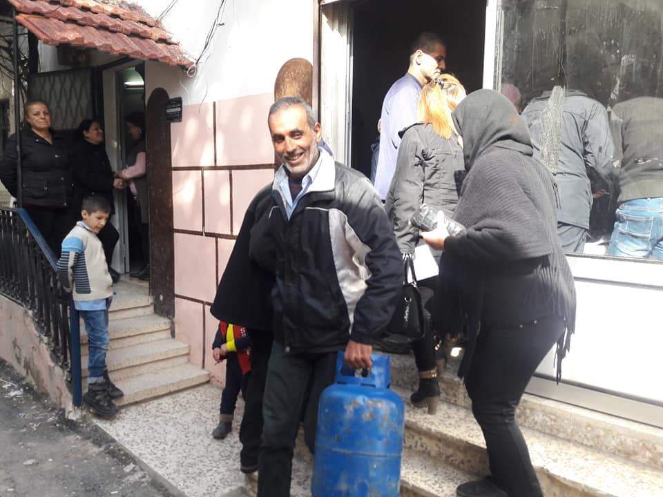 بالفيديو - وزير النفط السوري يشرف بنفسه على توزيع الغاز في اللاذقية!