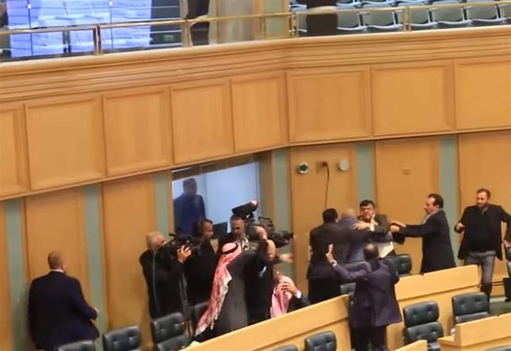 بالفيديو- اشتباك بالإيدي وتراشق بزجاجات المياه في مجلس النواب الاردني