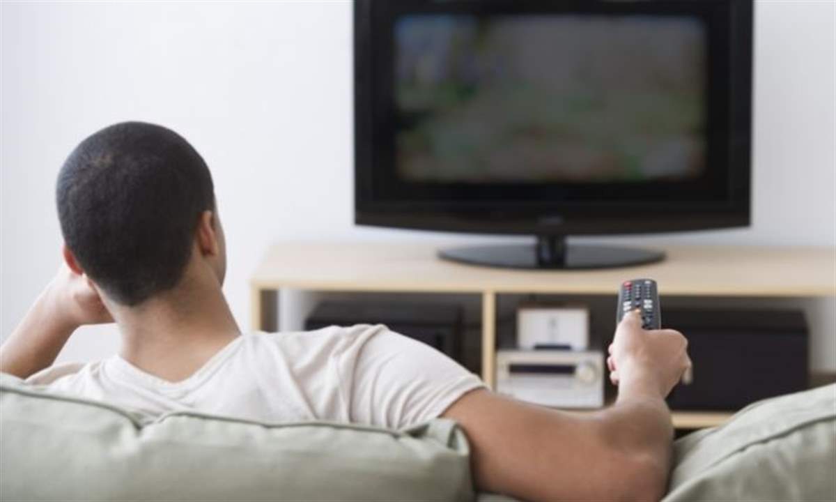 الجلوس لأكثر من ساعة أمام التلفاز يؤدّي الى السرطان؟!