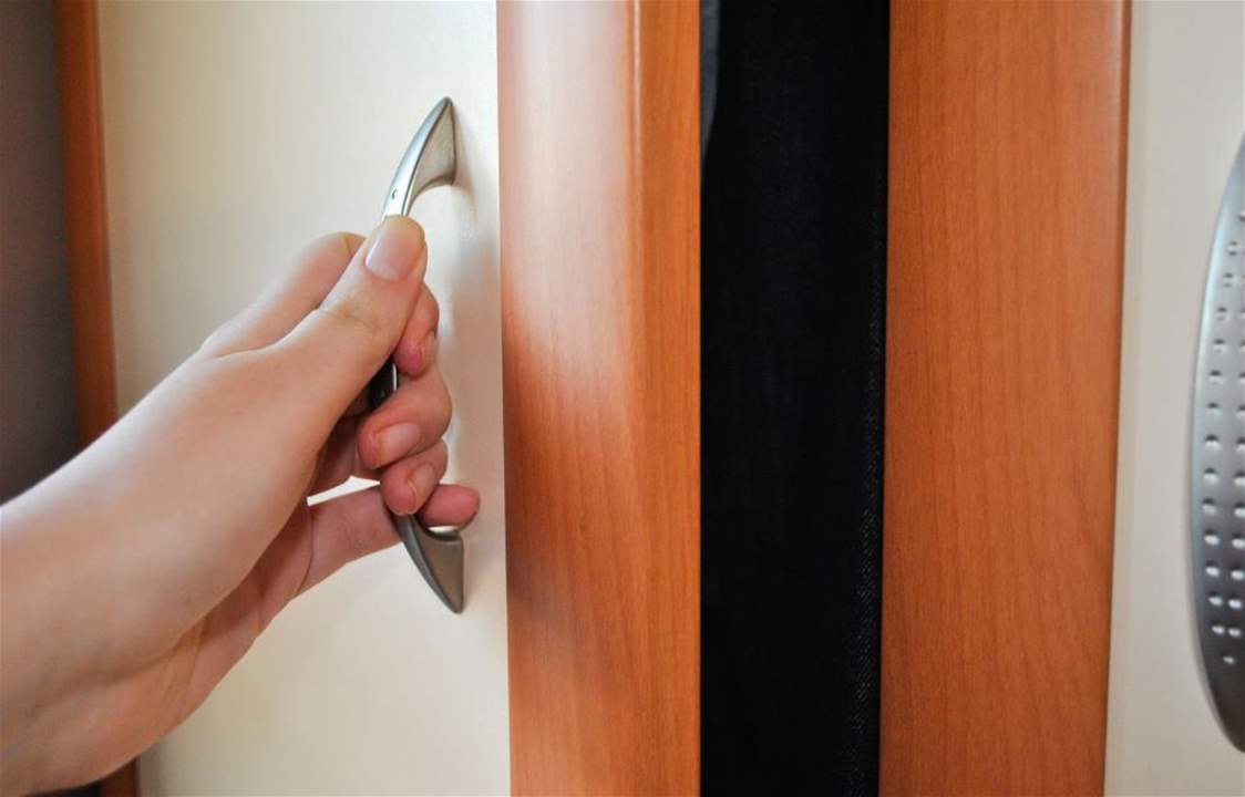 سمعت أصوات غريبة من خزانتها.. وما إن فتحت كانت المفاجأة! 