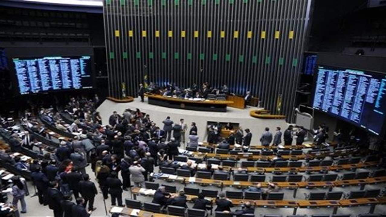 نائبة في البرلمان تؤدي اليمين بلباس "جريء" يثير الجدل!