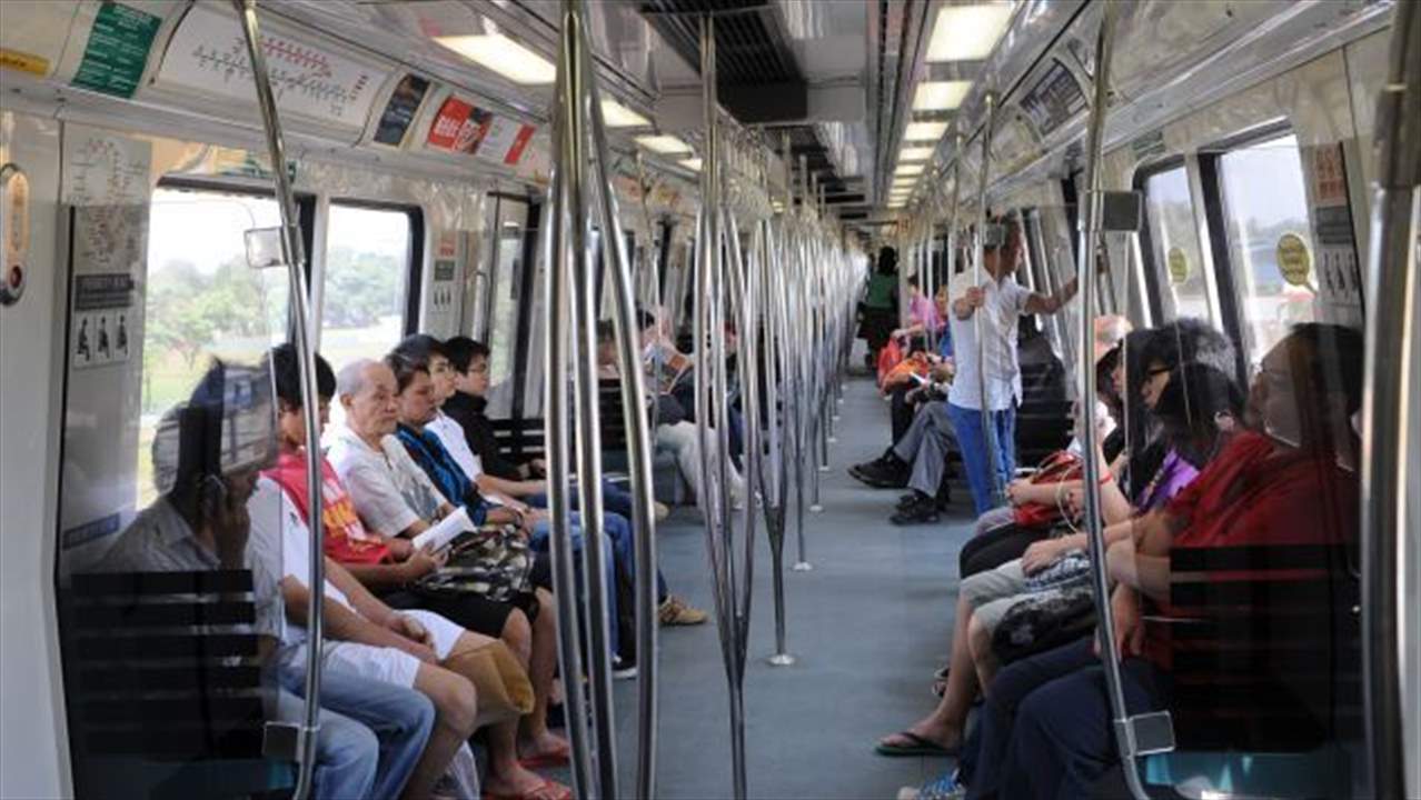 بالصور- امرأة شبه عارية تثير ركاب محطة مترو الأنفاق! 