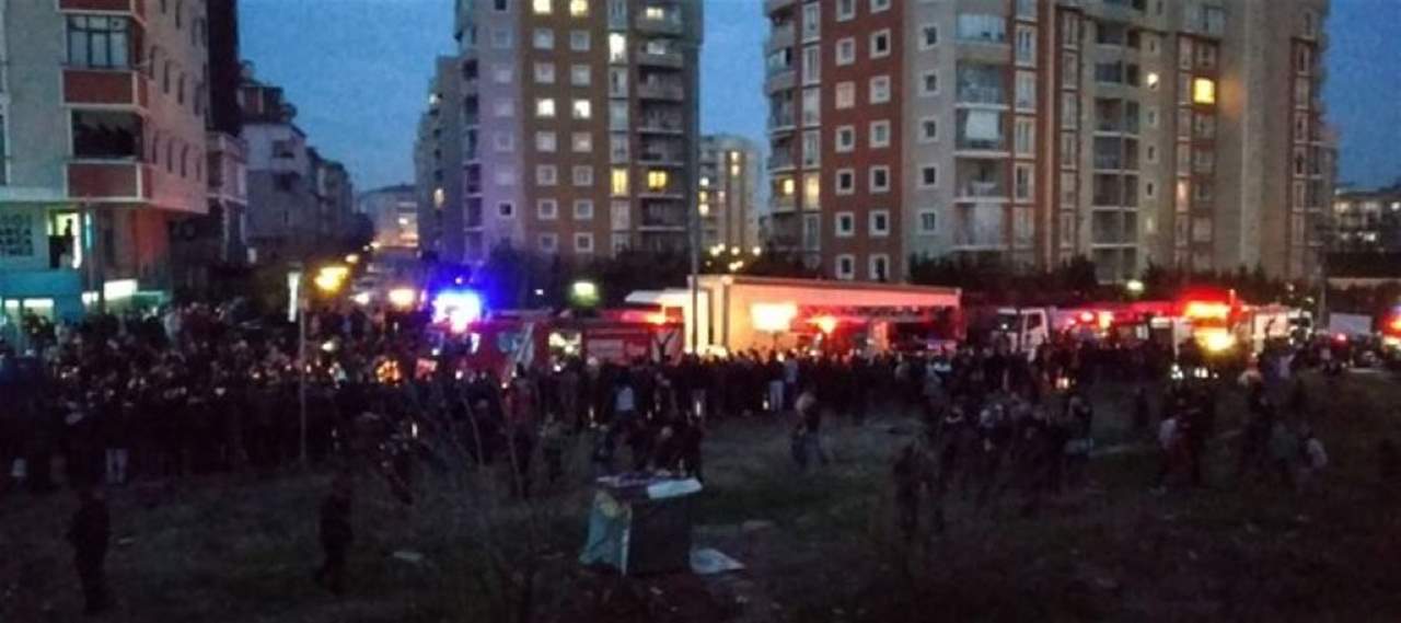 فيديو- تحطّم مروحية عسكرية وسط مجمّع سكني في اسطنبول!