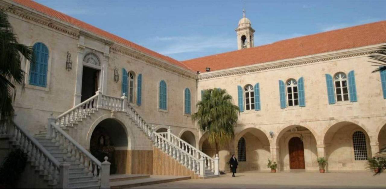 سيدة تنفذ اعتصاماً واضراباً عن الطعام منذ 3 أيام أمام الصرح البطريركي في بكركي... السبب؟