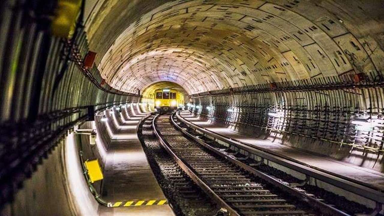مجهول يصب مادة حارقة على راكب مترو في باريس!