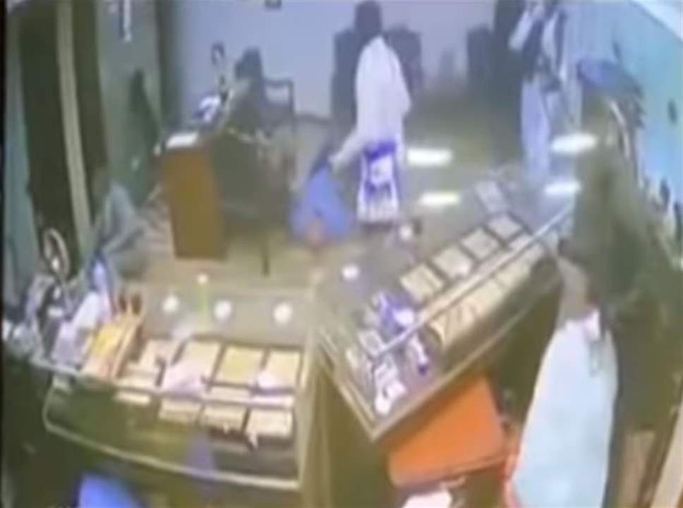 مسلحون يسطون على محل مجوهرات وكاميرا المراقبة تسجل لحظات الرعب