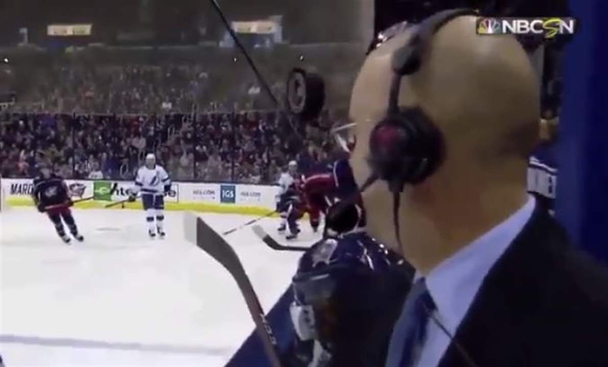 فيديو- معلّق رياضي ينجو من الموت على الهواء مباشرة!