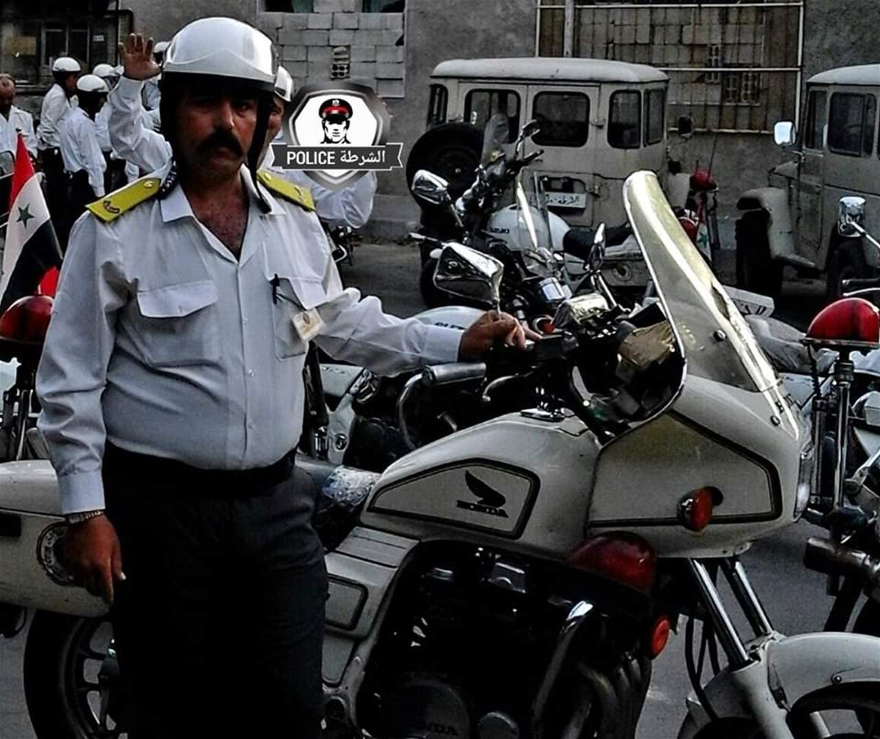 شرطي مرور ينقذ ثلاث فتيات في دمشق.. ويسعف إلى المستشفى!