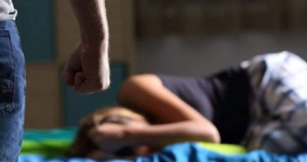 اغتصب زوجة شقيقه وصورها عارية وهدّد بنشر الصور 