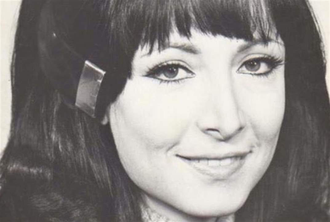 هند ابي اللمع في اسواق بيروت وسط تغطية اعلامية مهمة