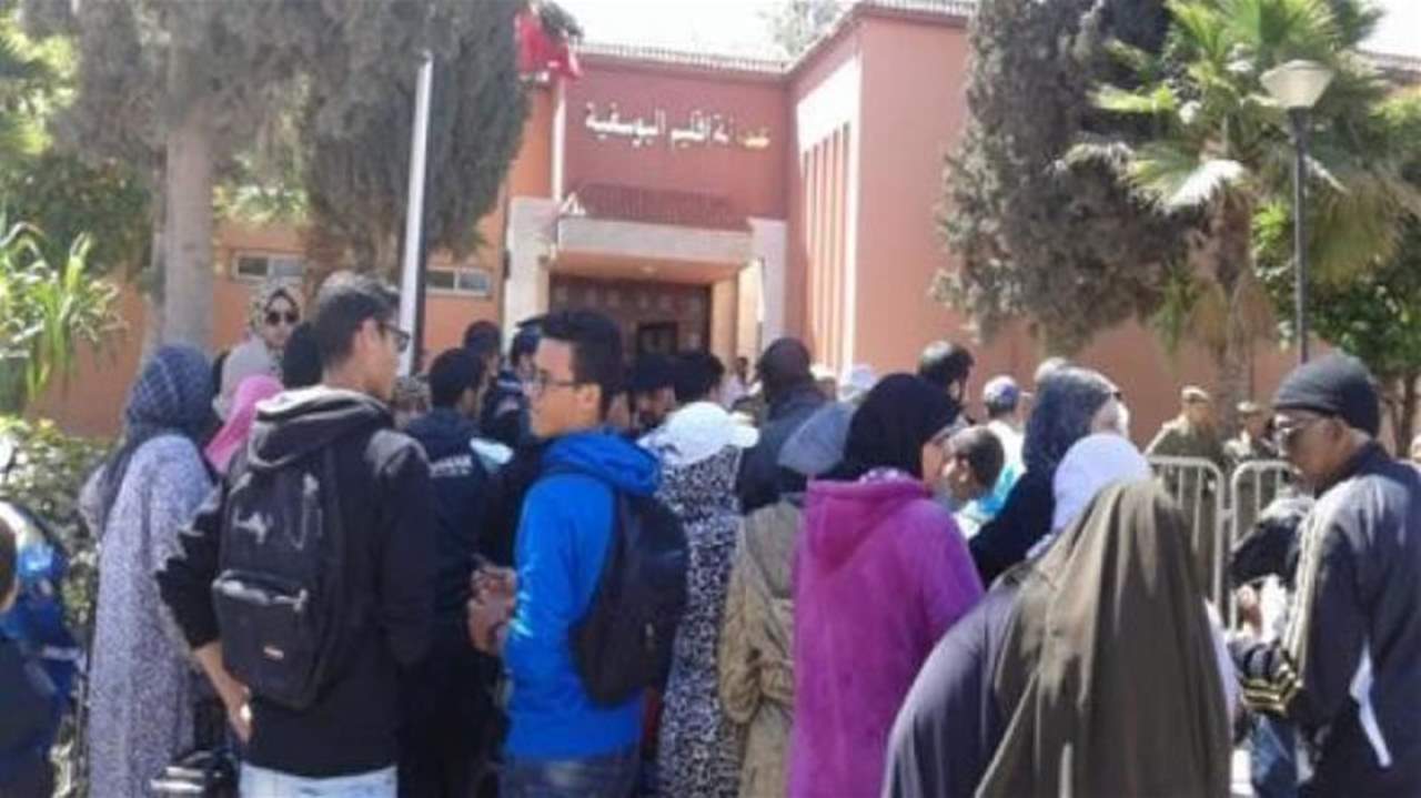 معلمة تتزوّج تلميذاً يصغرها بـ10 سنوات وتثير الغضب!