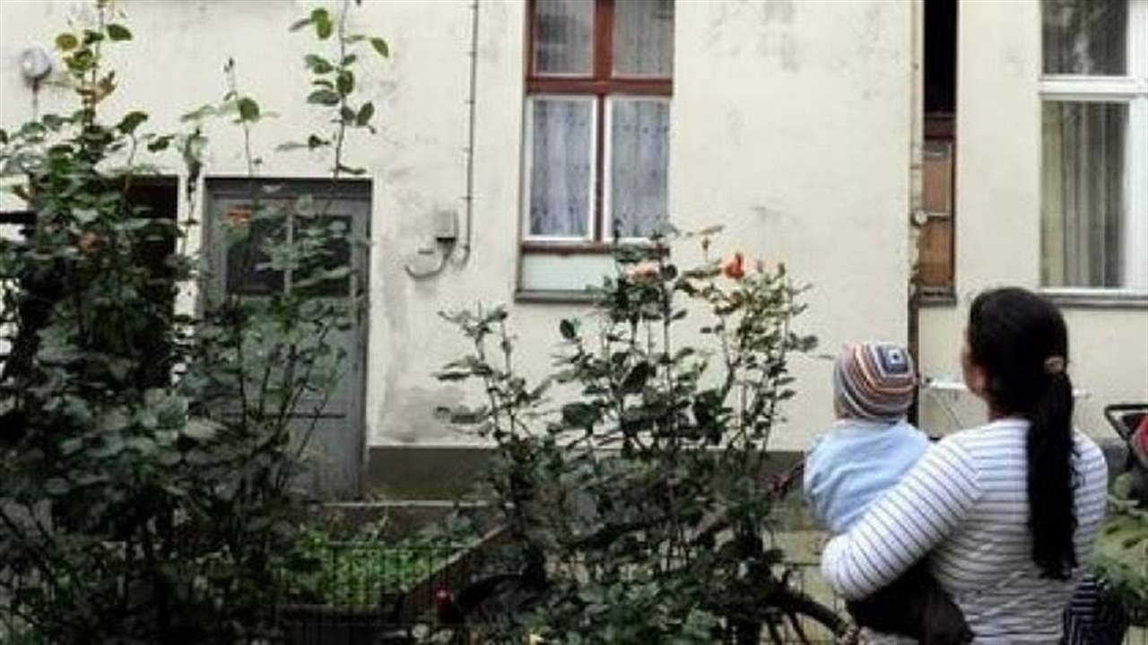 ألقى بأطفاله الأربعة من الطابق العلوي عن ارتفاع 6 امتار!