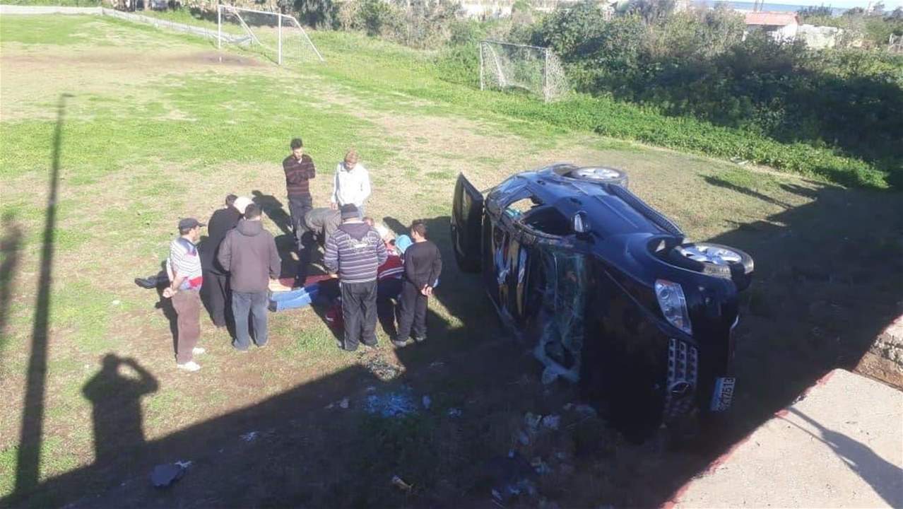 بالصور- جرحى في إنقلاب سيارة رباعية الدفع على طريق عدلون وإستقرارها في ملعب لكرة القدم