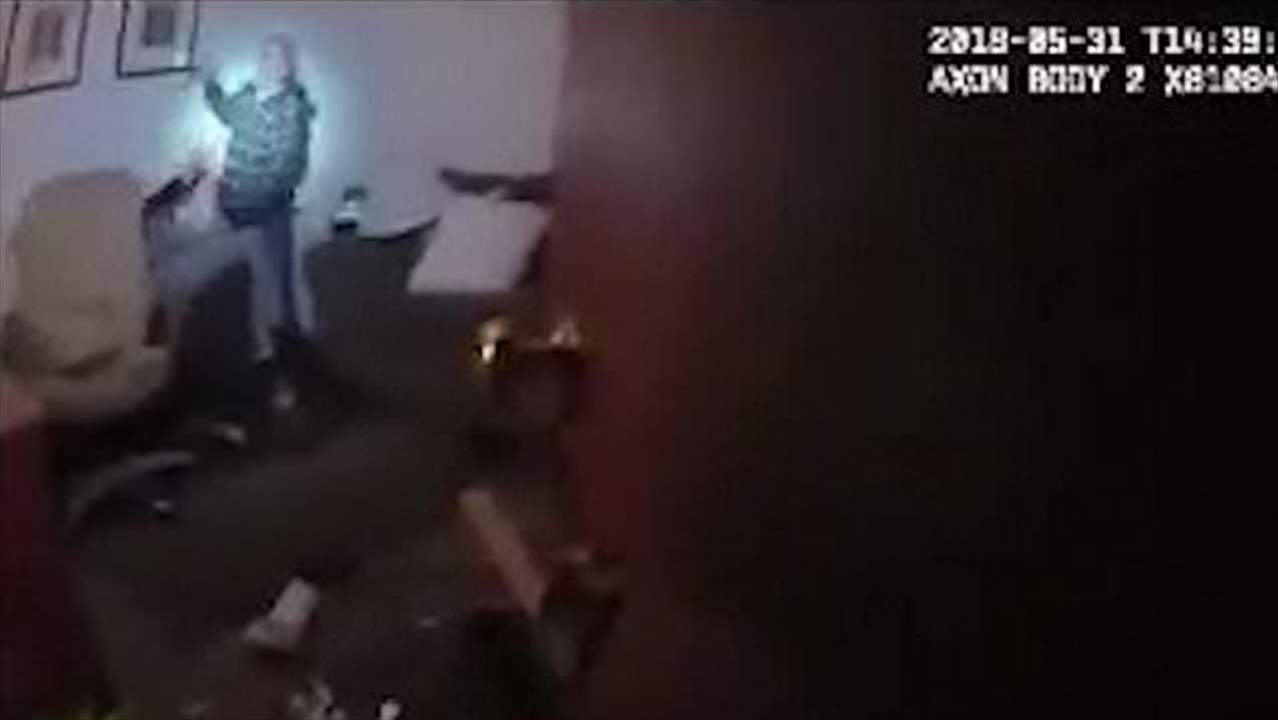 بالفيديو- مريضة تطعن طبيبتها بشكل جنوني ووابل من الرصاص يقتل الجانية