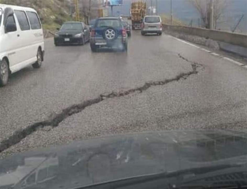 بالصور- تشققات خطيرة على طريق ضهر البيدر