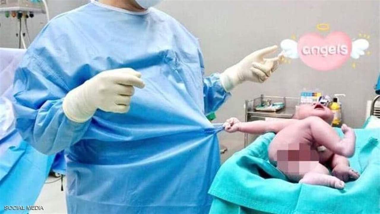 طفل رضيع يثير الذهول بعد لحظات من ولادته... ماذا فعل؟