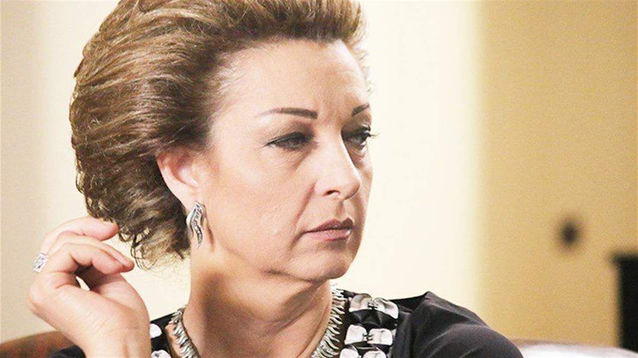 الفنانة السورية نادين خوري تتخلى عن المكياج وترتدي الحجاب 