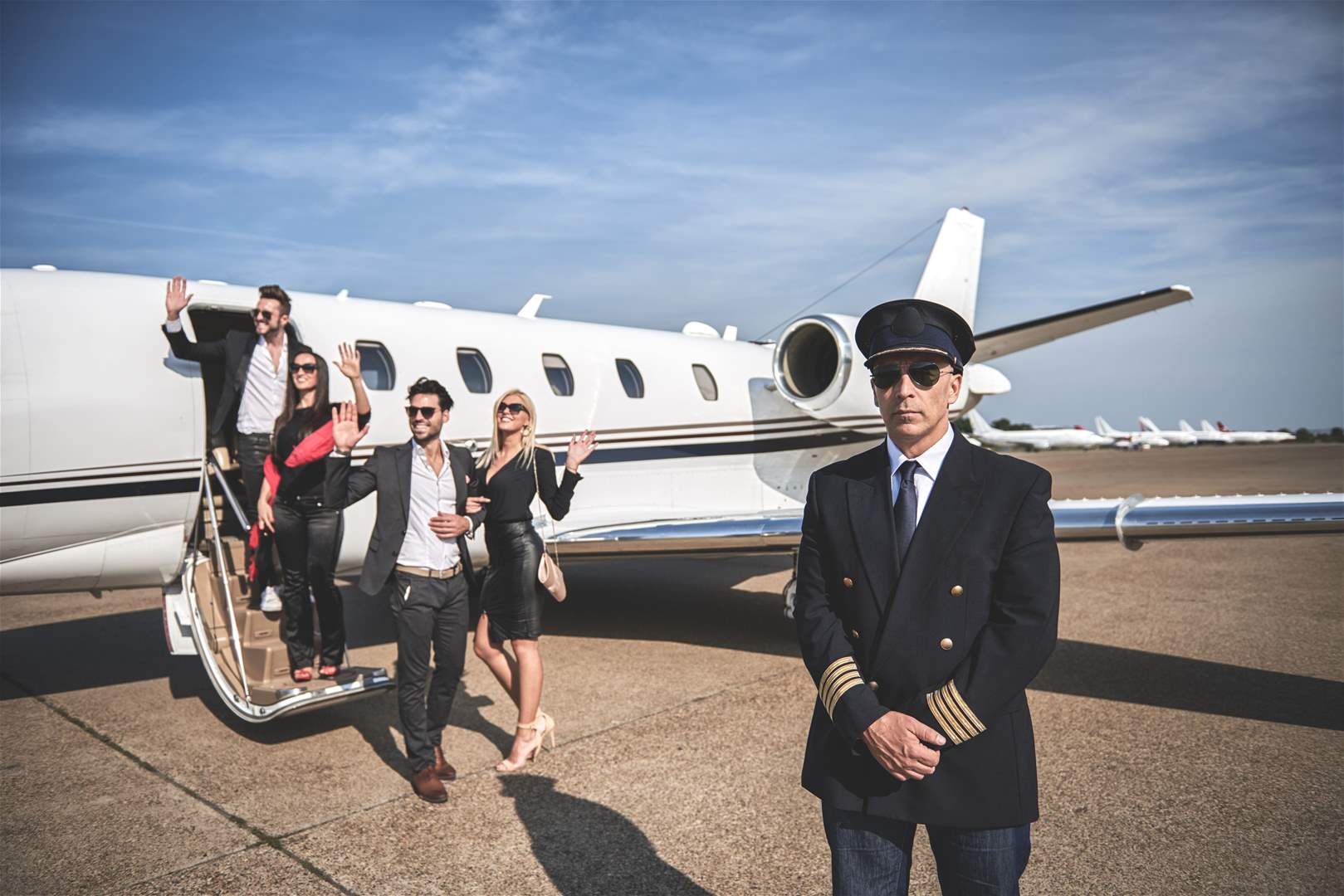 "سائق المليارديرات" يفضح أسرار أثرياء عرب... "حفلات جنس وهدايا مقابل سكوته"!