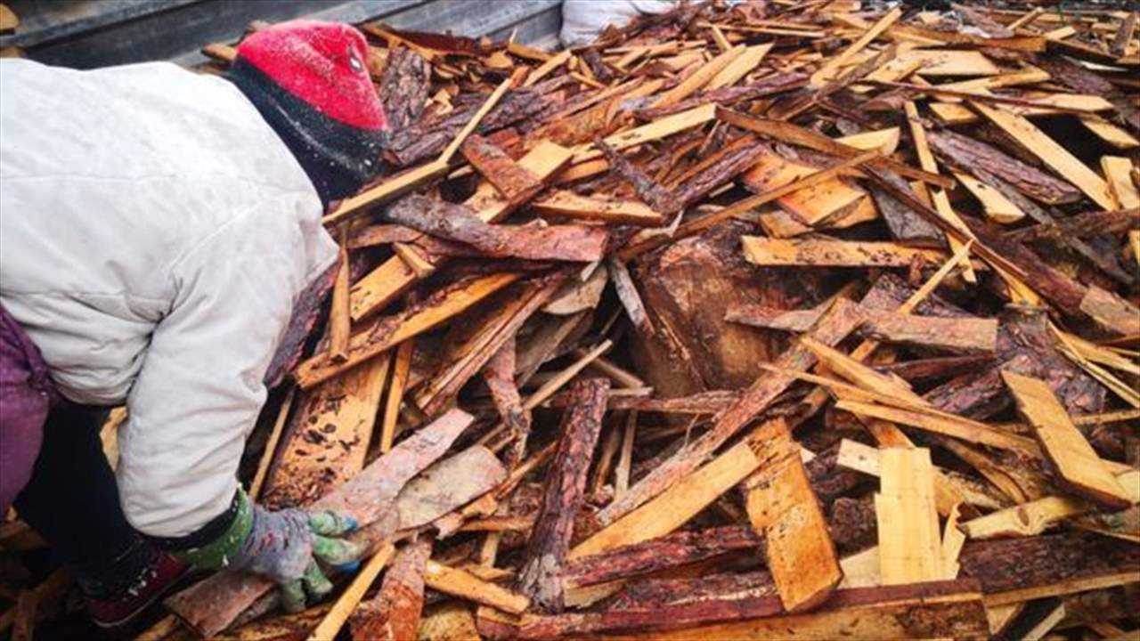 سوريات يكافحن لتأمين الدفء لمنازلهن في اليوم العالمي للمرأة