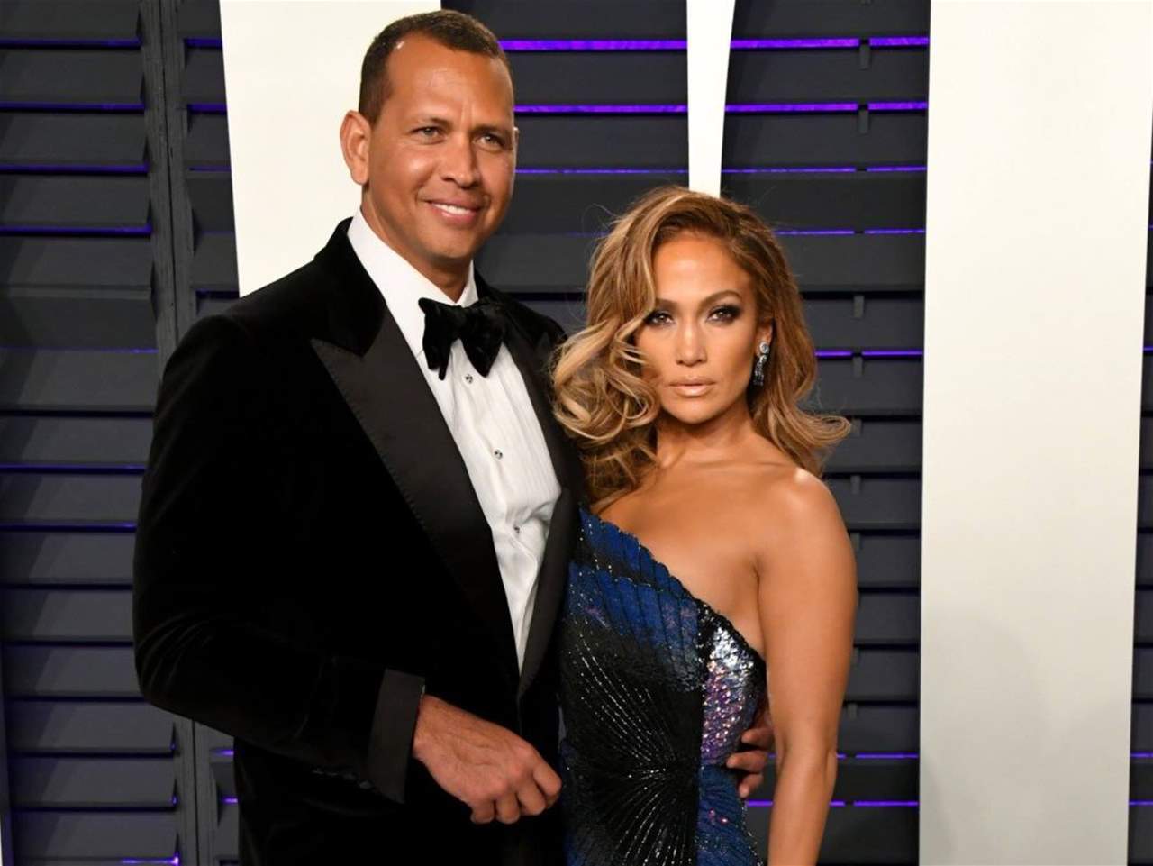 جنيفر لوبيز تعقد خطوبتها على أليكس رودريغز وتحظى بأغلى خاتم خطوبة في تاريخ المشاهير