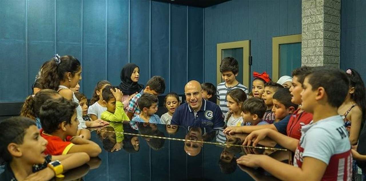 300 طفل من سوريا ولبنان والأردن وتركيا وفلسطين ينشدون أغنيات من زمن الحرب الأهلية اللبنانية!