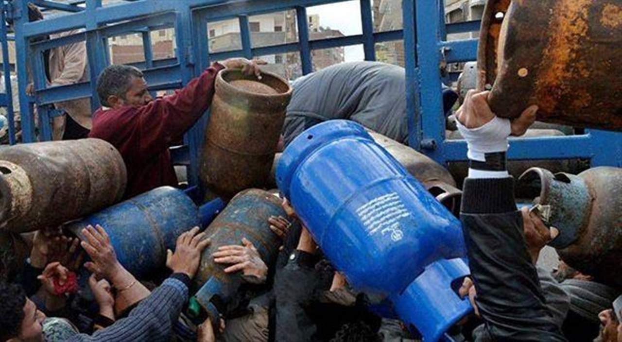 سوري يصاب بجلطة على طابور للغاز في حي شعبي بدمشق!