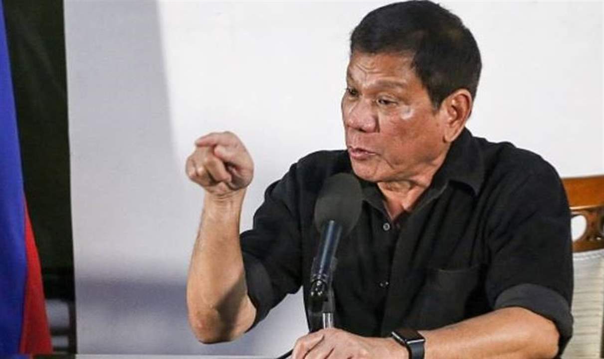 رئيس الفلبين يثير غضب النساء في بلاده بعد وصفهن بـ "العاهرات"! 