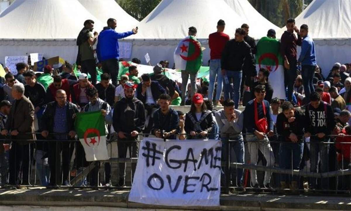 رويترز: عشرات الآلاف يتظاهرون في العاصمة الجزائرية للمطالبة بتغيير سياسي فوري