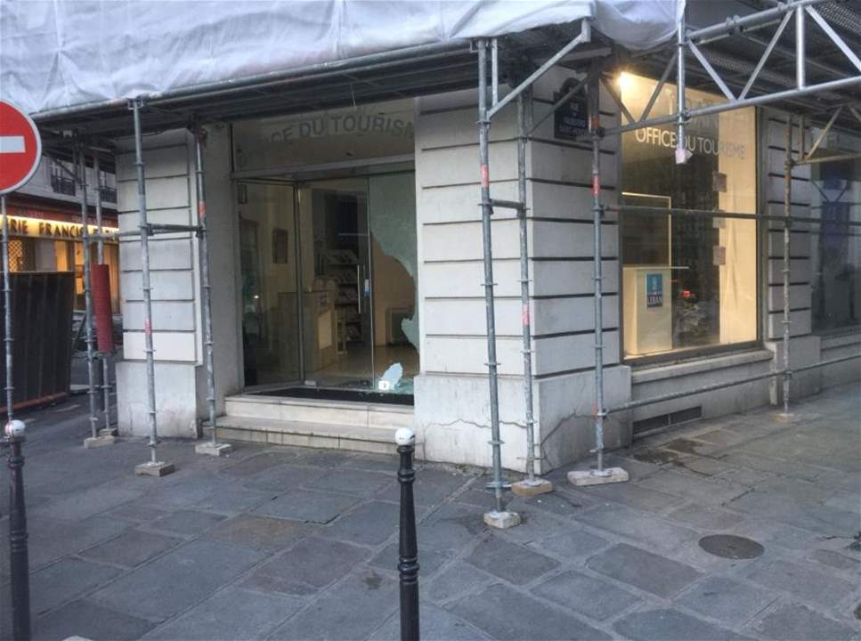 بالصور - تحطيم وتكسير المكتب السياحي اللبناني في باريس