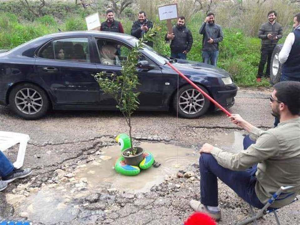 "لا تدعسني محفورة".. أهالي بلدة لبنانية يحولون الحفر إلى منتزه للاستجمام والصيد!