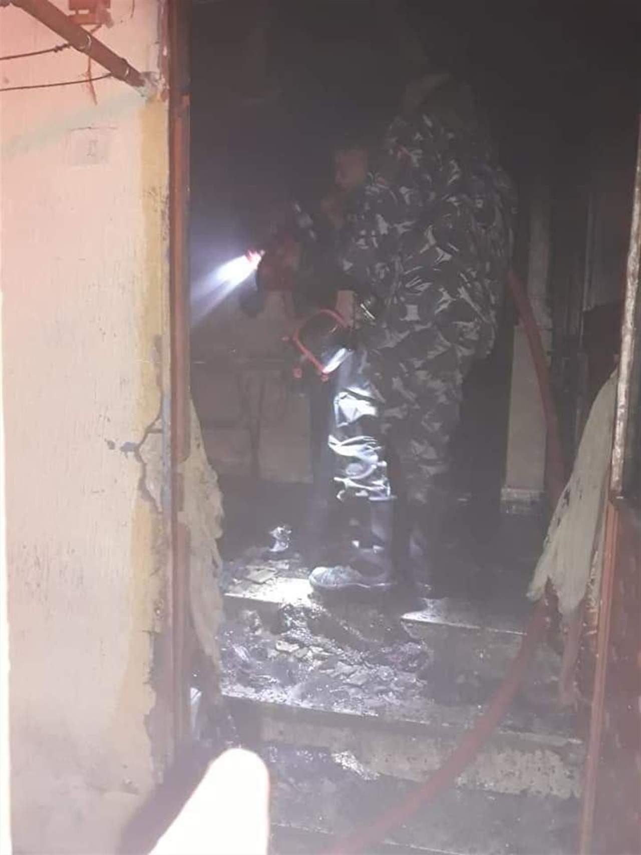 بالصور- وفاة مواطن إختناقاً بعد إحتراق مطبخ منزله في صيدا