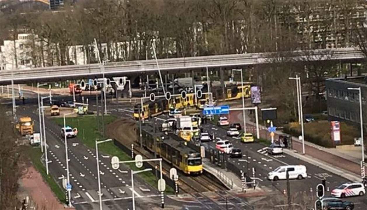  الإذاعة الهولندية: وحدة مكافحة الإرهاب تطوق مبنى تعتقد أن المسلح بداخله