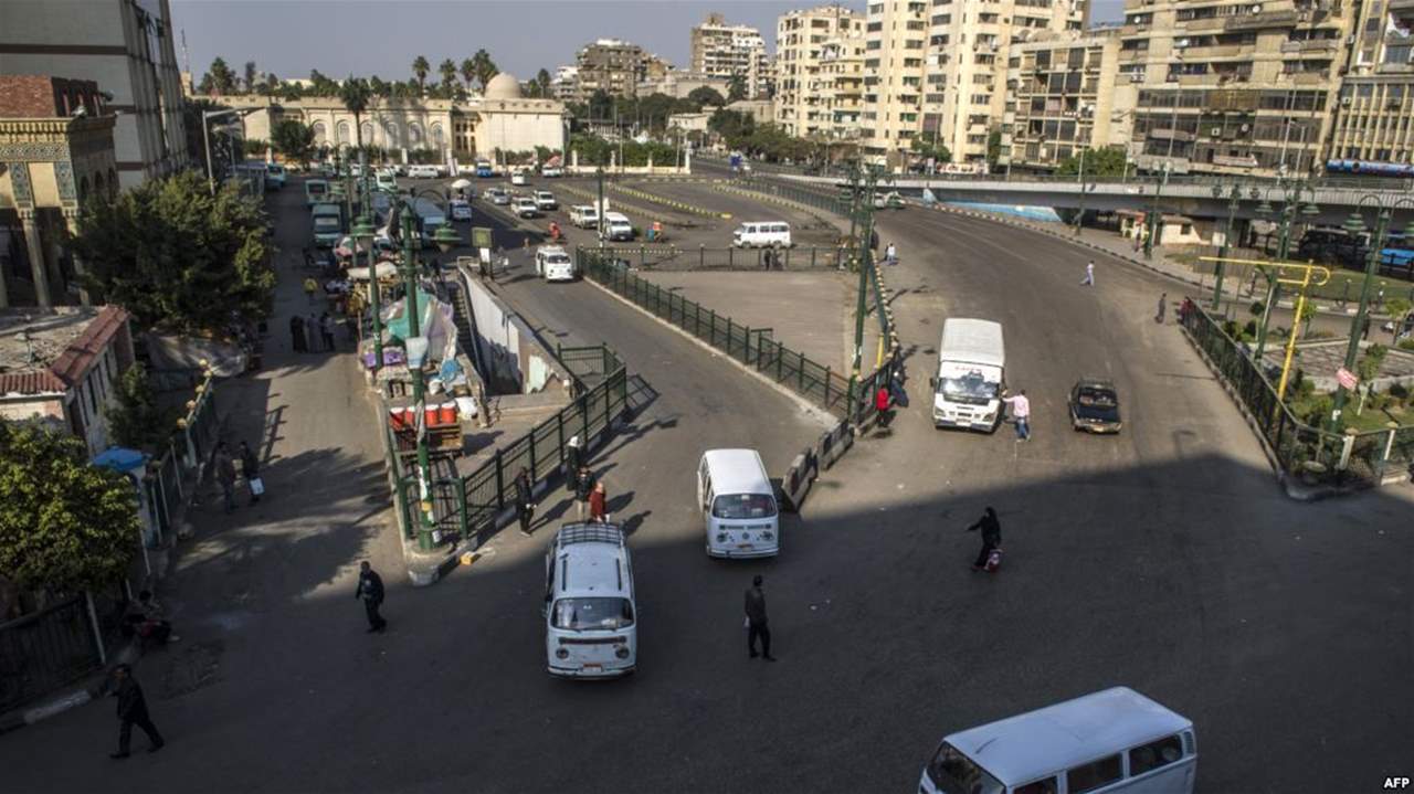  "الفلاحة المصرية" بركبة عارية وأحمر شفاه صارخ!... استياء وسخرية على مواقع التواصل الاجتماعي