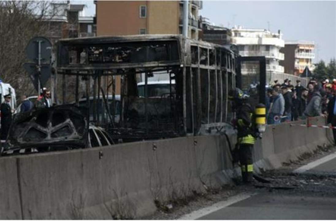 بالفيديو - سائق يحتجز عشرات التلامذة داخل حافلة مدرسية ويشعل النيران فيها!... "لن يخرج أحد من هنا حيًّا"